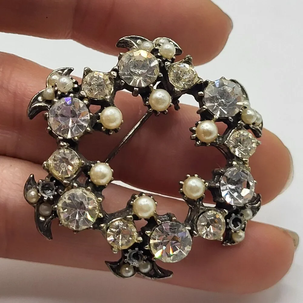 Vintage Gunmetal Pearl Rhinestone Schreiner Style Wreath Brooch Pin 2in